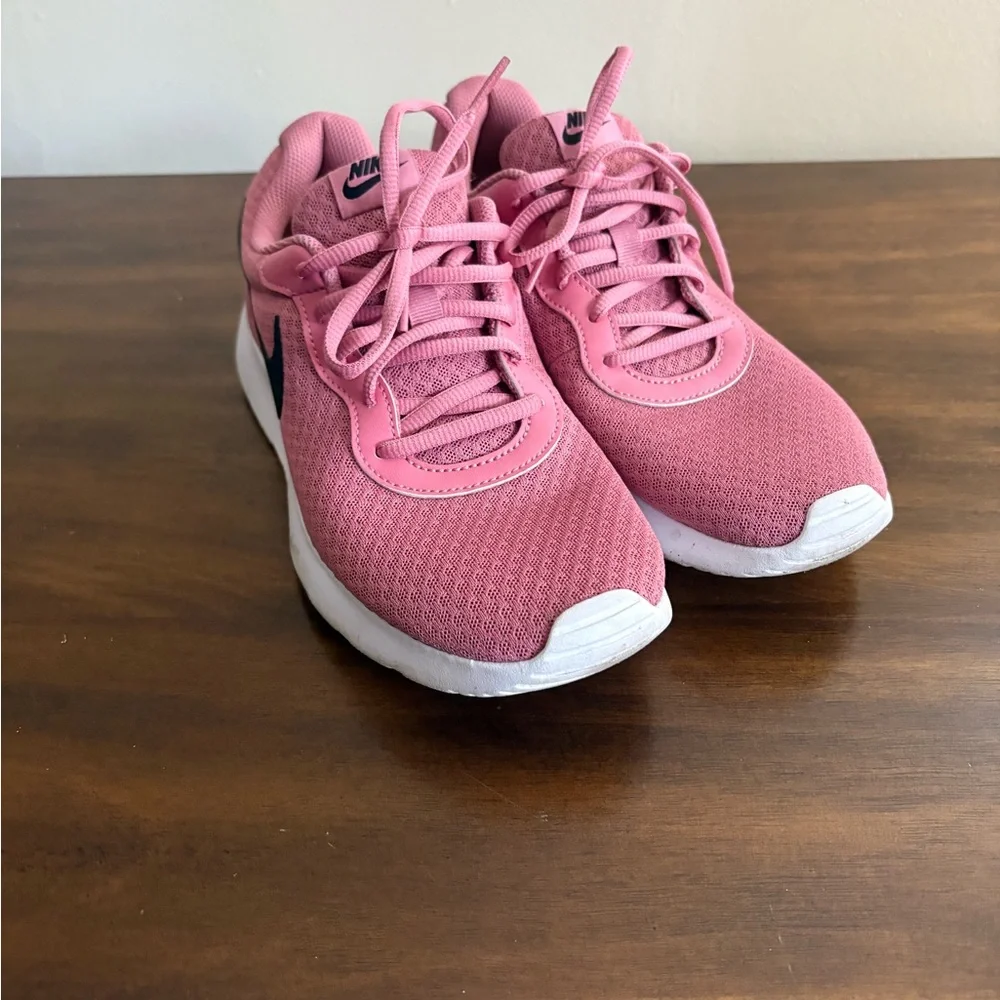 Nike Pink Athletic Shoes Basic Tennis Shoe Womens Size 9.5 - Picture 3 of 10